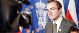 Na zdjęciu wiceminister funduszy i polityki regionalnej Jan Szyszko odpowiada na pytania dziennikarzy