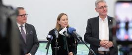 Minister funduszy i polityki regionalnej Katarzyna Pełczyńska-Nałęcz stoi przy mikrofonach, po jej prawej stronie stoi prezes Polskiej Agencji Przedsiębiorczości Krzysztof Gulda 