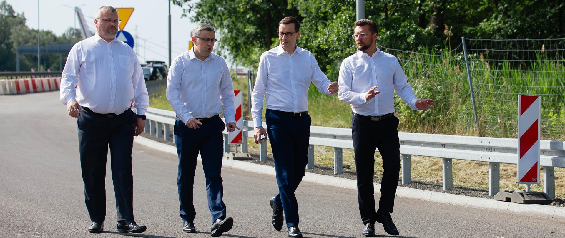 Wojewoda śląski, premier oraz prezydent Katowic idą.