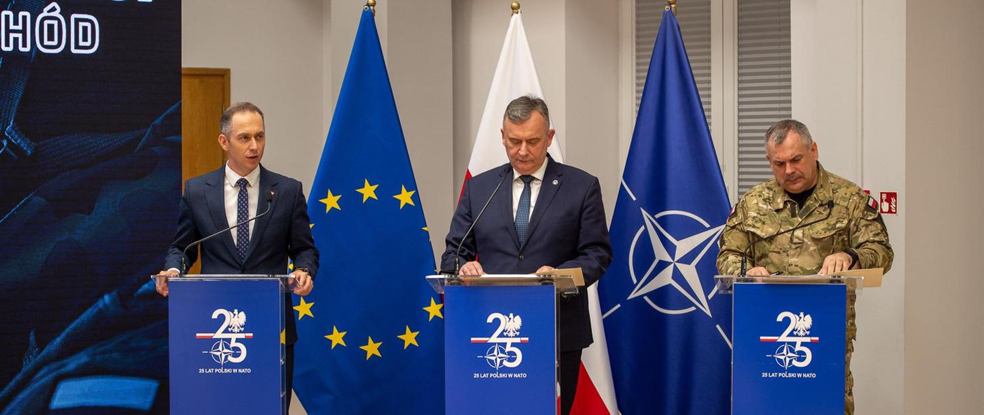 Paweł Bejda i Cezary Tomczyk generał Wiesław Kukuła podczas konferencji prasowej