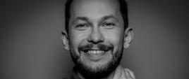 Tomasz Kireńczuk jest krytykiem teatralnym, dramaturgiem, kuratorem projektów artystycznych. W latach 2011-2019 związany był z Międzynarodowym Festiwalem Teatralnym Dialog-Wrocław. Jest współzałożycielem i wieloletnim (do 2021 roku) dyrektorem programowym Teatru Nowego w Krakowie. Od 2021 roku pracuje jako dyrektor artystyczny Santarcangelo Festival, jednym z najważniejszych festiwali teatralnych w Europie.