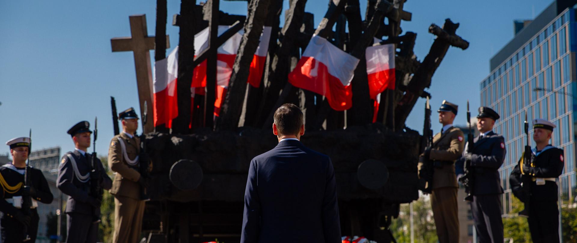 Premier na tle Pomnika Poległym i Pomordowanym na Wschodzie.