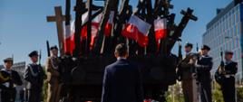 Premier na tle Pomnika Poległym i Pomordowanym na Wschodzie.