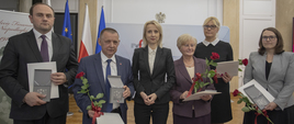 Nagrodzeni medalem 100-lecia odzyskania niepodległości w sali w MF