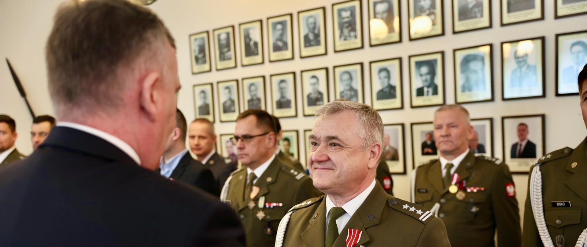 25 kwietnia w Ministerstwie Obrony Narodowej odbyła się uroczystość, podczas której wiceminister obrony narodowej Paweł Bejda wręczył odznaczenia państwowe i resortowe żołnierzom oraz pracownikom cywilnym Departamentu Kadr MON. 