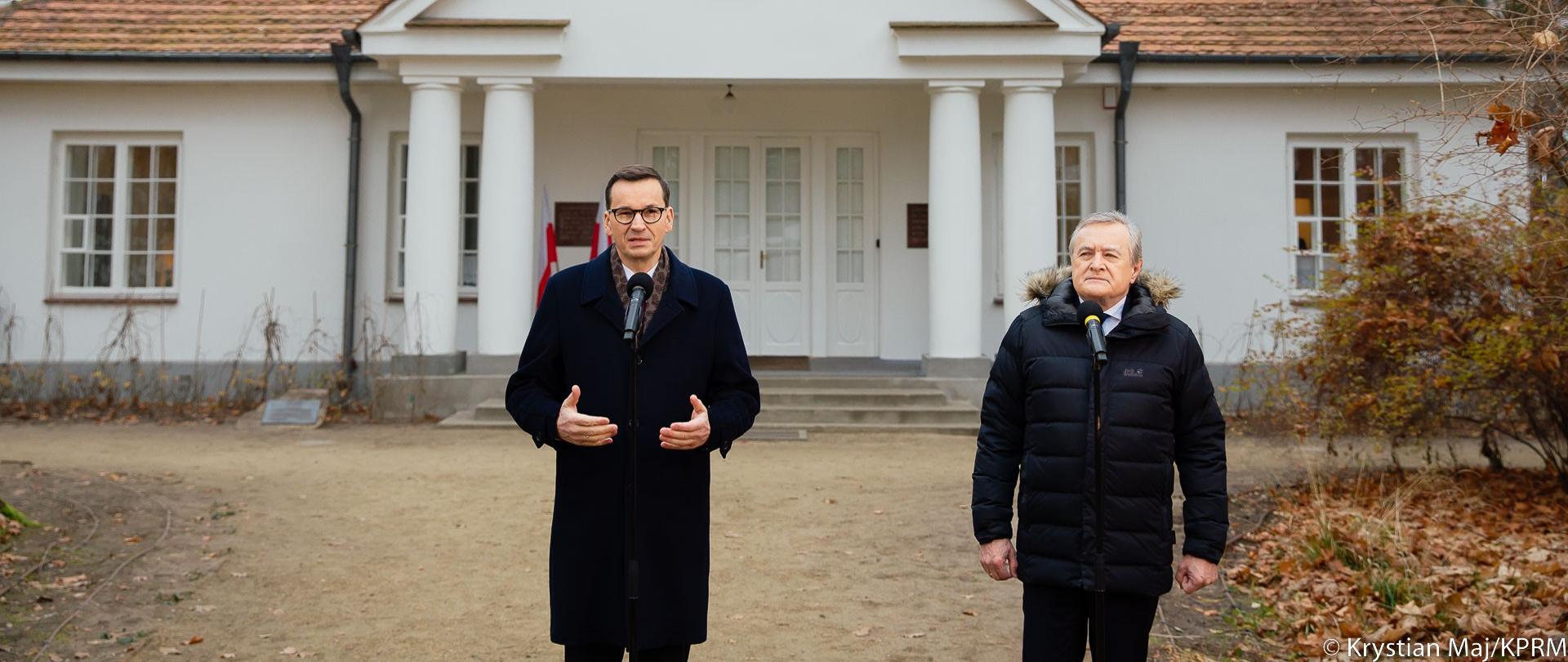 Mateusz Morawiecki oraz Piotr Gliński przed Muzeum Józefa Piłsudskiego w Sulejówku.
