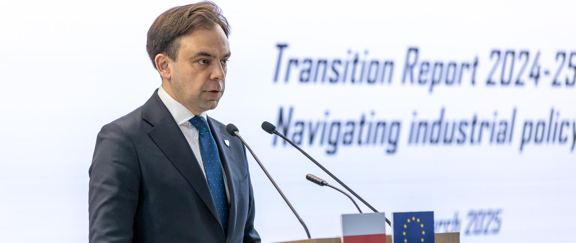 Minister Finansów Andrzej Domański przemawiający na konferencji Europejskiego Banku Odbudowy i Rozwoju (EBOR)