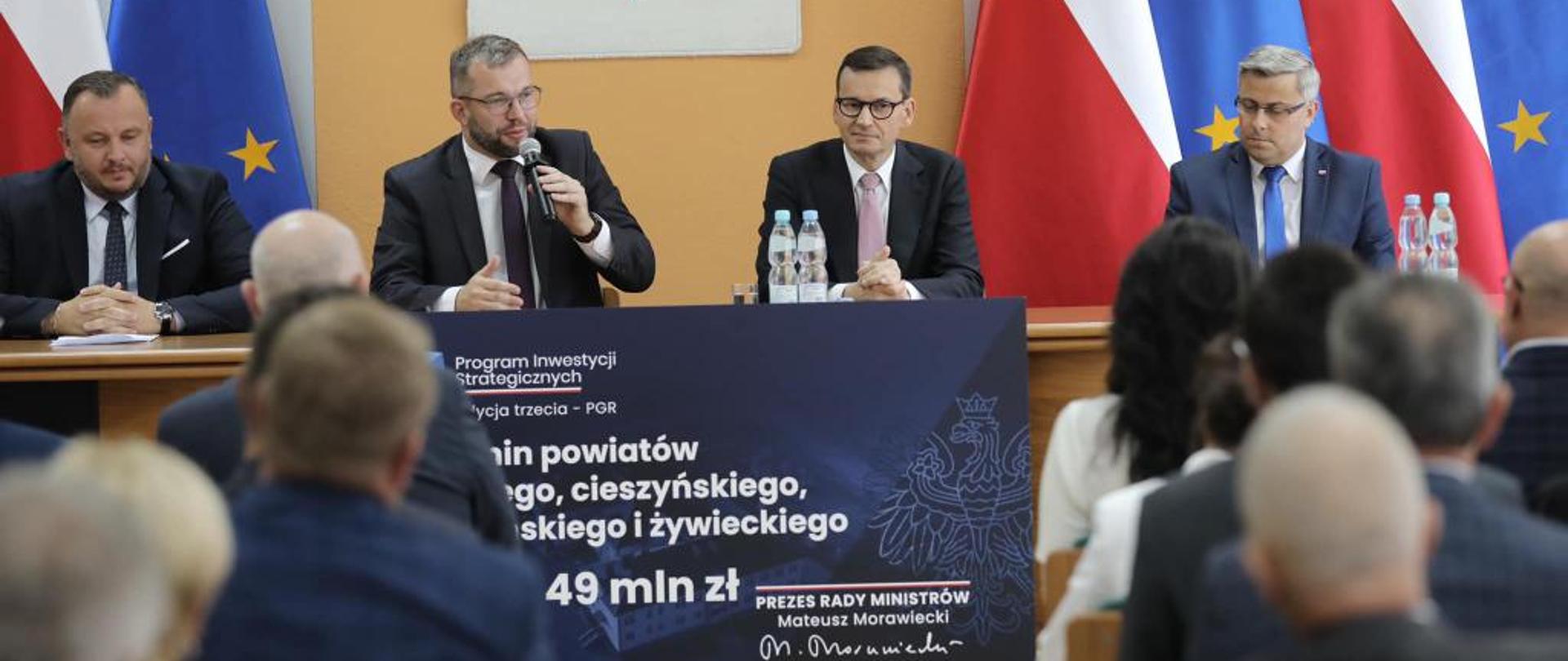 Uczestnicy spotkania z samorządowcami Subregionu Południowego woj. śląskiego, za stołem prezydialnym m.in. minister Grzegorz Puda, premier Mateusz Morawiecki