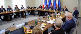 Spotkanie Zespołu ds. odporności po powodzi z udziałem Ministra Marcina Kierwińskiego, Ministra Infrastruktury Dariusza Klimczaka, Wiceminister Magdaleny Roguskiej, Wojewody Dolnośląskiej Anny Żabskiej. 
