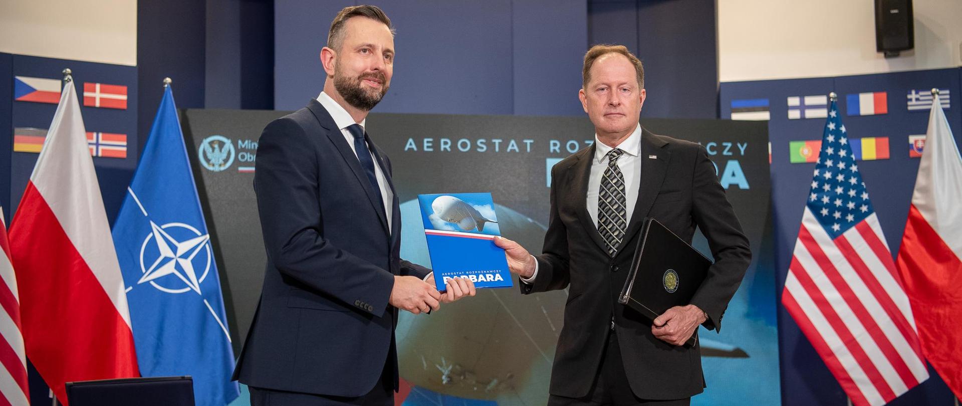 22 maja 2024 r. w Warszawie, Władysław Kosiniak-Kamysz, wicepremier - minister obrony narodowej oraz Paweł Bejda, sekretarz stanu w MON, uczestniczyli w ceremonii podpisaniu umowy na dostarczenie systemu aerostatów radiotechnicznych „Barbara”. Fot. Maciej Nędzyński/CO MON