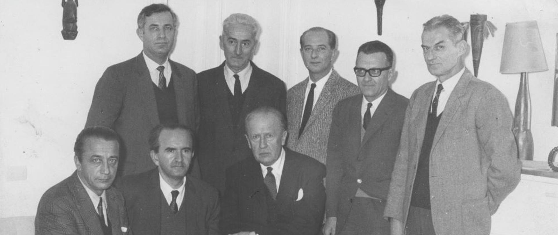Stefan Ryniewicz (na zdjęciu siedzi w środku) pracował jako radca i zastępca kierownika Poselstwa RP w Bernie w latach 1938–1945, w której był jednym z czterech polskich dyplomatów biorących udział w akcji ratowania Żydów z Holocaustu poprzez produkowanie dla nich nielegalnych paszportów Ameryki Łacińskiej. Po wojnie wyemigrował do Argentyny.
