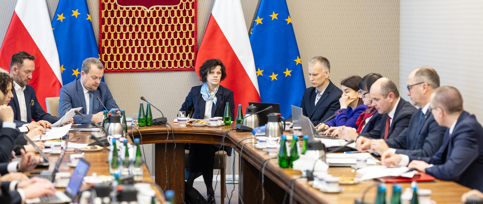 W Ministerstwie Spraw Wewnętrznych i Administracji odbyło się spotkanie strony samorządowej Komisji Wspólnej Rządu i Samorządu Terytorialnego z przedstawicielami Ministerstwa Edukacji Narodowej oraz Ministerstwa Finansów. MEN reprezentował sekretarz stanu Henryk Kiepura, Ministerstwo Finansów - podsekretarz stanu Hanna Majszczyk. 