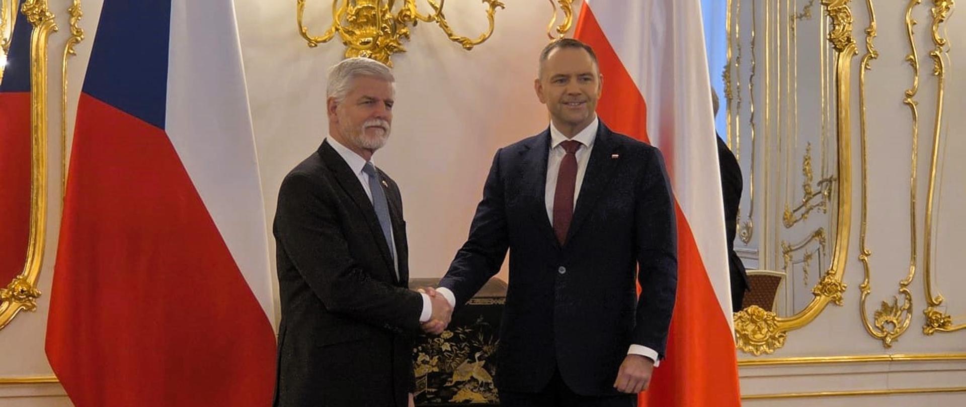 Prezydent Karol Nawrocki podaje sobie ręce z prezydentem Petrem Pavlem