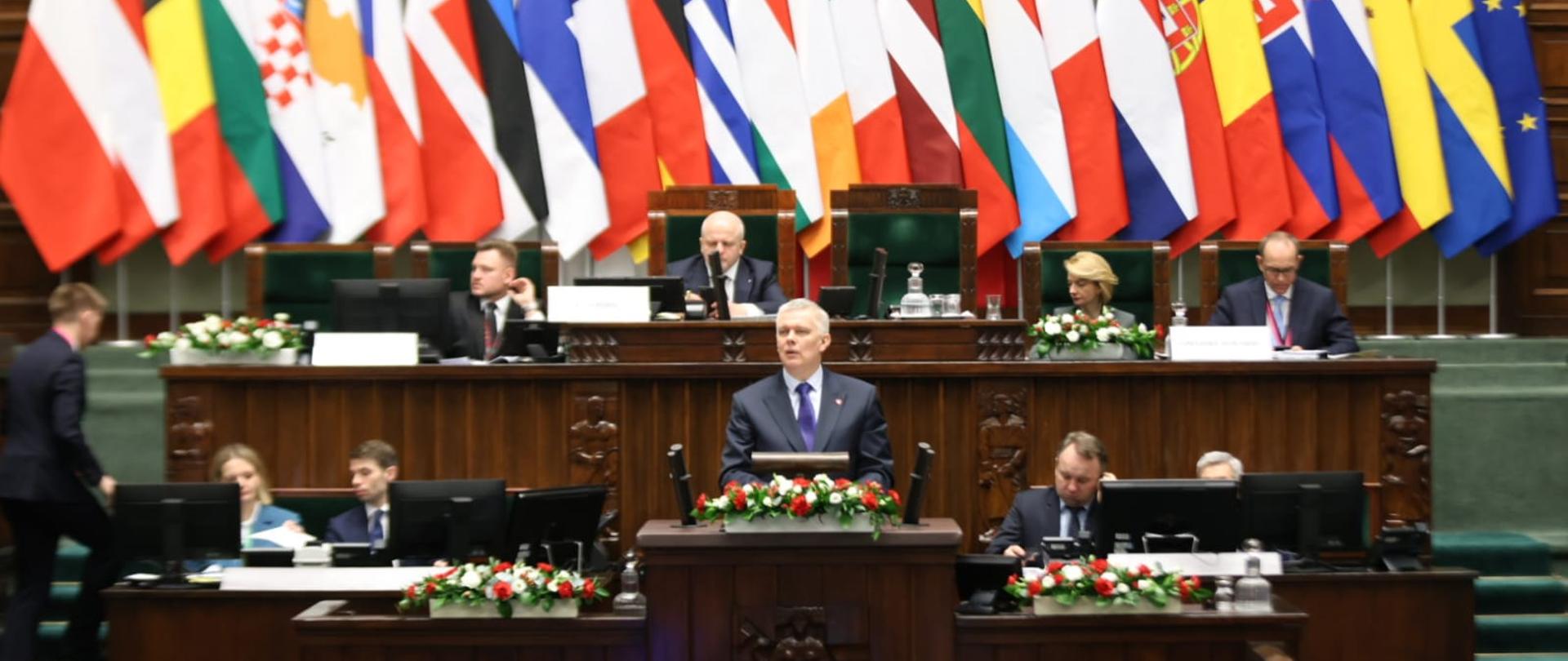 Minister Tomasz Siemoniak przemawia na mównicy sejmowej 