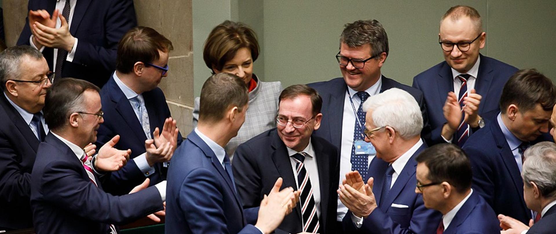 Oklaski ministrów. 