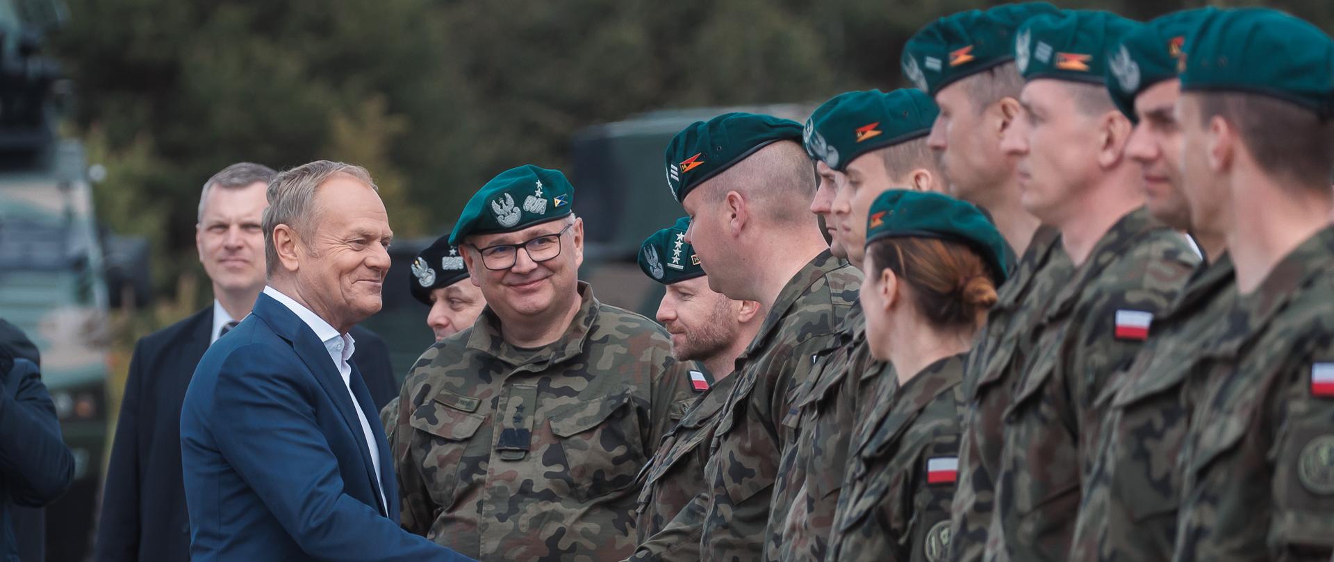 Premier Donald Tusk w 1. Warszawskiej Brygadzie Pancernej