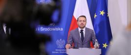 Wiceminister Jacek Ozdoba podczas konferencji prasowej.