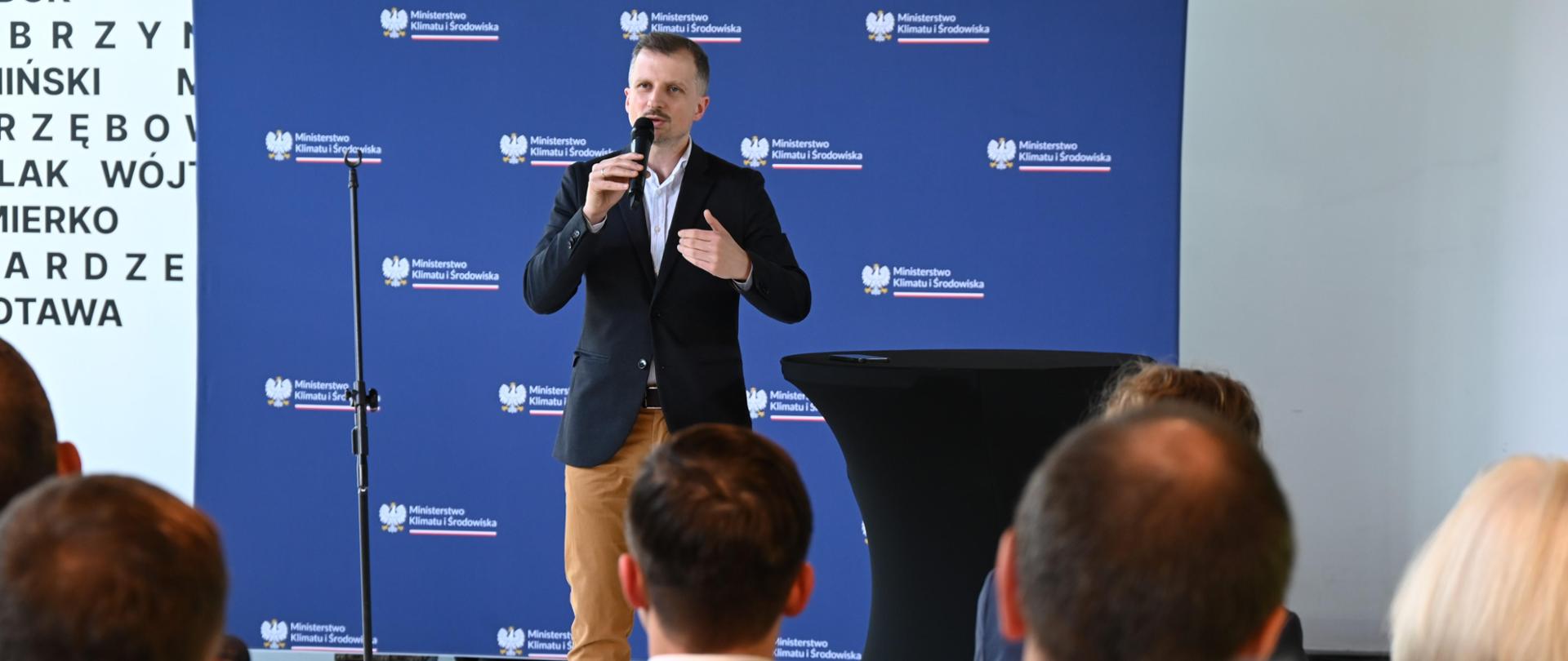 Wiceminister klimatu i środowiska Mikołaj Dorożała na podsumowaniu dwóch dni obrad Ogólnopolskiej Narady o Lasach.