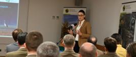 Wiceminister Małgorzata Golińska przemawia podczas uroczystości podpisania umów na budowę przeciwpożarowego systemu łączności radiowej wraz z mobilnym systemem wykrywania pożarów oraz budowę i modernizację systemu monitoringu przeciwpożarowego między NFOŚiGW a Kampinoskim Parkiem Narodowym.