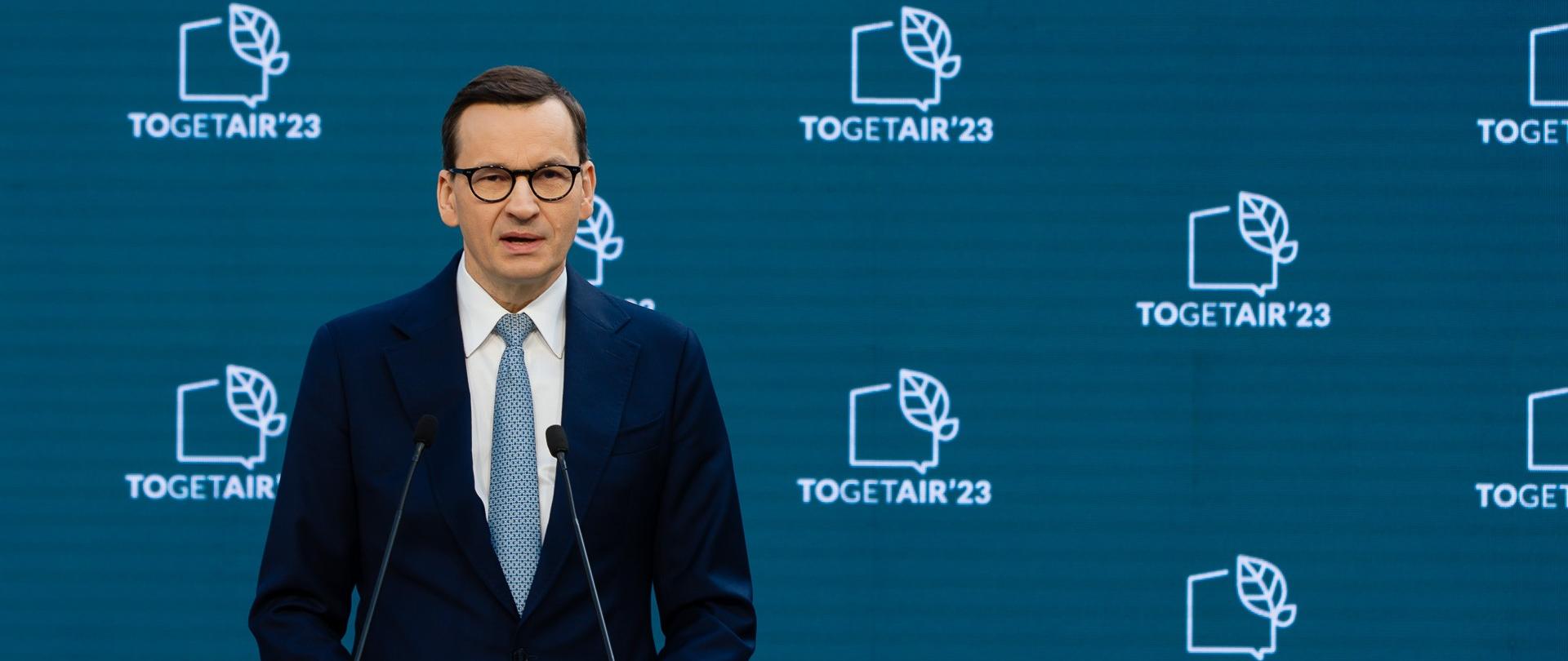 Premier Mateusz Morawiecki podczas wypowiedzi na IV międzynarodowym szczycie TOGETAIR 2023.