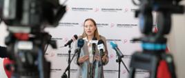 Na zdjęciu minister funduszy i polityki regionalnej Katarzyna Pełczyńska-Nałęcz odpowiada na pytania dziennikarzy