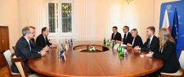 Ambasador Stanów Zjednoczonych w Polsce Mark Brzeziński oraz prezes Westinghouse Polska Mirosław Kowalik przekazali minister klimatu i środowiska Annie Moskwie „Raport koncepcyjno-wykonawczy w zakresie współpracy w obszarze Cywilnej Energetyki Jądrowej”. 