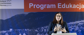 Małgorzata Jarosińska-Jedynak, wiceminister w Ministerstwie Inwestycji i Rozwoju przy mównicy, w tle nazwa "Program Edukacja".