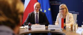 Ministra Paulina Hennig-Kloska razem z przedstawicielami resortu w trakcie spotkania z Ambasadorem Czech