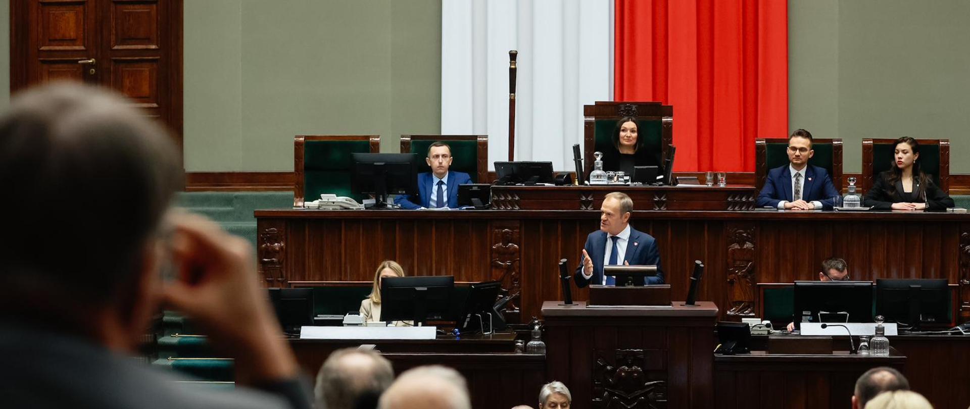 Premier Donald Tusk podczas wotum zaufania dla Ministra Kultury i Dziedzictwa Narodowego Bartłomieja Sienkiewicza.