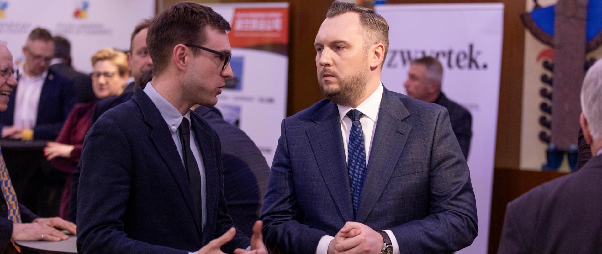 Na zdjęciu przedstawiciele MFIPR podczas spotkania PUIG. Od lewej: Marcin Chruściel - dyrektor BWU w MFiPR oraz Konrad Wojnarowski - podsekretarz stanu w MFiPR.