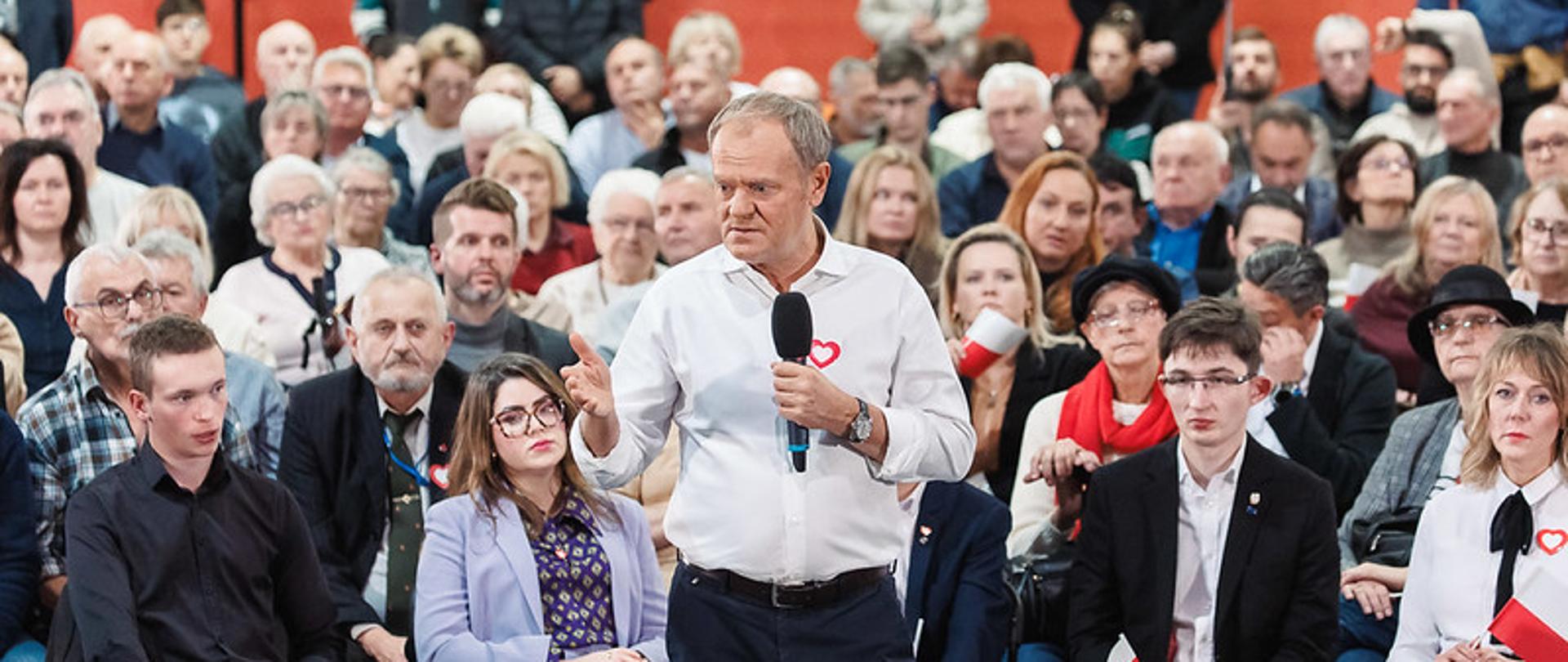 Premier Donald Tusk na spotkaniu z mieszkańcami Piotrkowa Trybunalskiego