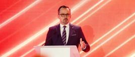 Wiceminister funduszy i polityki regionalnej, Marcin Horała na konferencji podsumowującej prace przy CPK. przemawia z mównicy 