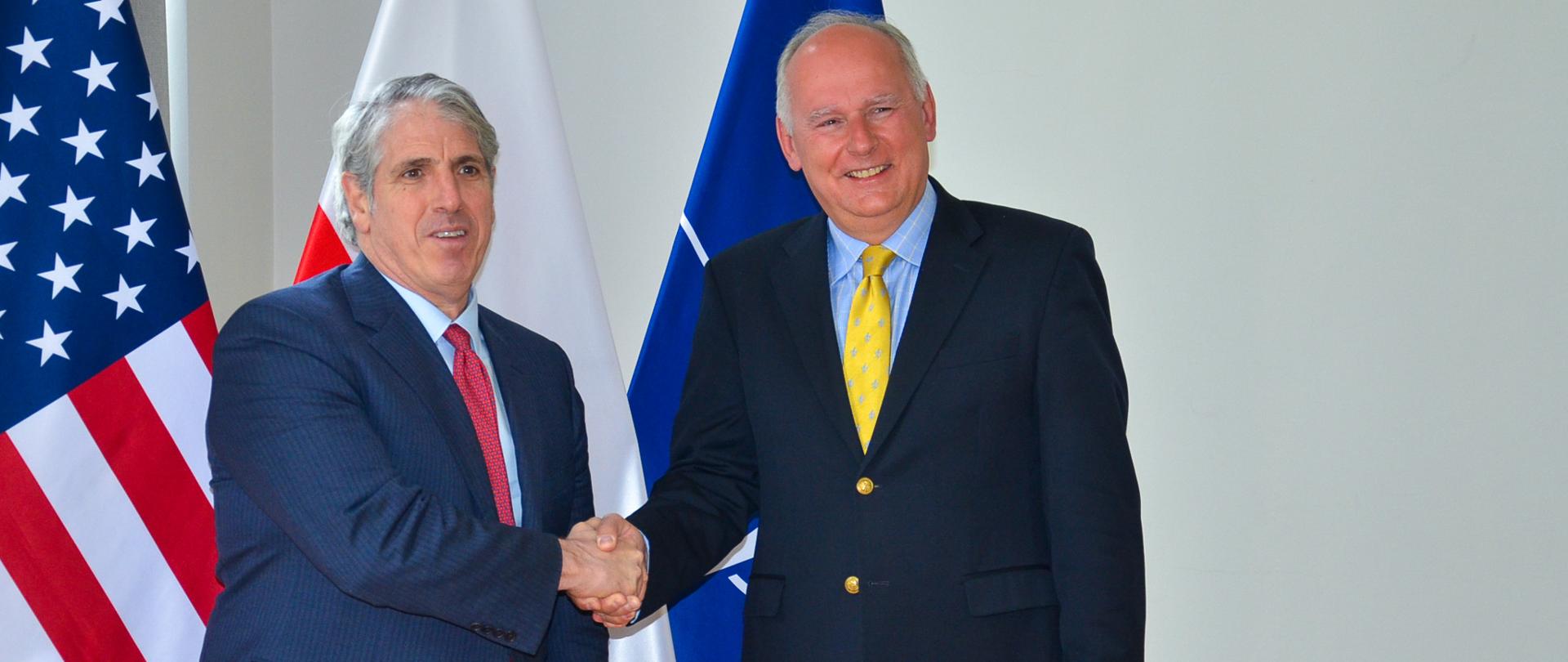11 maja 2026 r. w Warszawie, sekretarz stanu w MON Paweł Zalewski spotkał się z przedstawicielem administracji USA – podsekretarza stanu ds. Kontroli Zbrojeń i Bezpieczeństwa Międzynarodowego, Thomasem Di Nanno. Rozmowy potwierdziły rosnącą pozycję Polski jako jednego z kluczowych filarów bezpieczeństwa NATO oraz wiarygodnego partnera w budowie bezpieczeństwa transatlantyckiego.