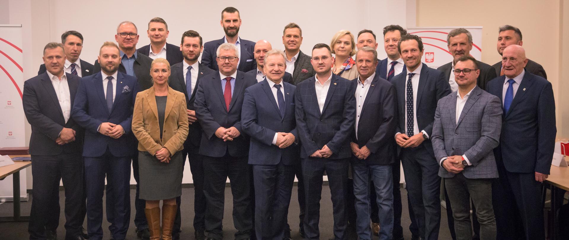 Inauguracyjne posiedzenie Społecznej Rady Sportu. COS Torwar. Wspólne zdjęcie uczestników posiedzenia.
