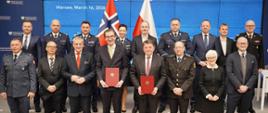 Na zdjęciu wiceminister funduszy i polityki regionalnej Jan Szyszko i ambasador Norwegii w Polsce Øystein Bø z innymi uczestnikami spotkania