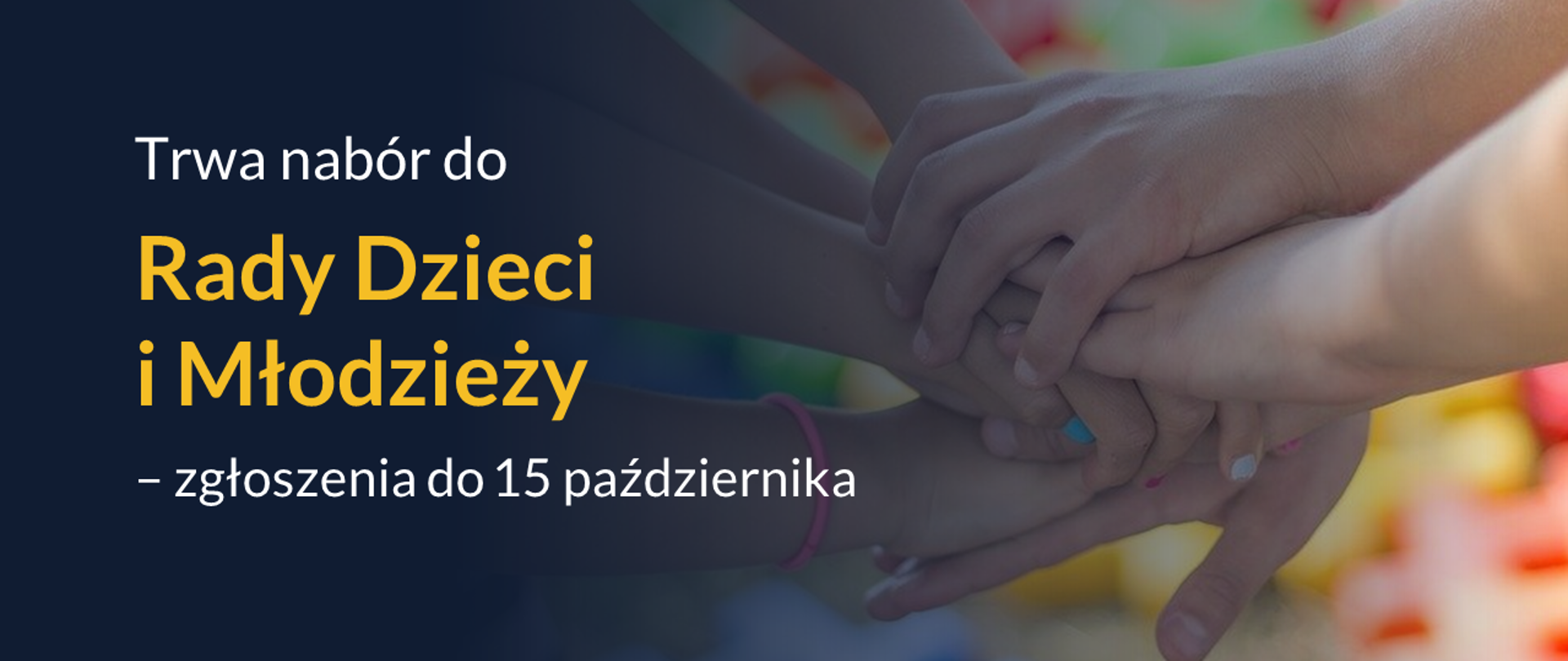 Po prawej stronie na grantowym tle napis Trwa nabór do Rady Dzieci i Młodzieży - zgłoszenia do 15 października. Po prawej stronie na kolorowy tle kilka par dziecięcych rąk nałożonych jedna na drugą. Paznokcie niektórych dzieci są pomalowane na różne kolory - biały, czerwony, niebieski. 