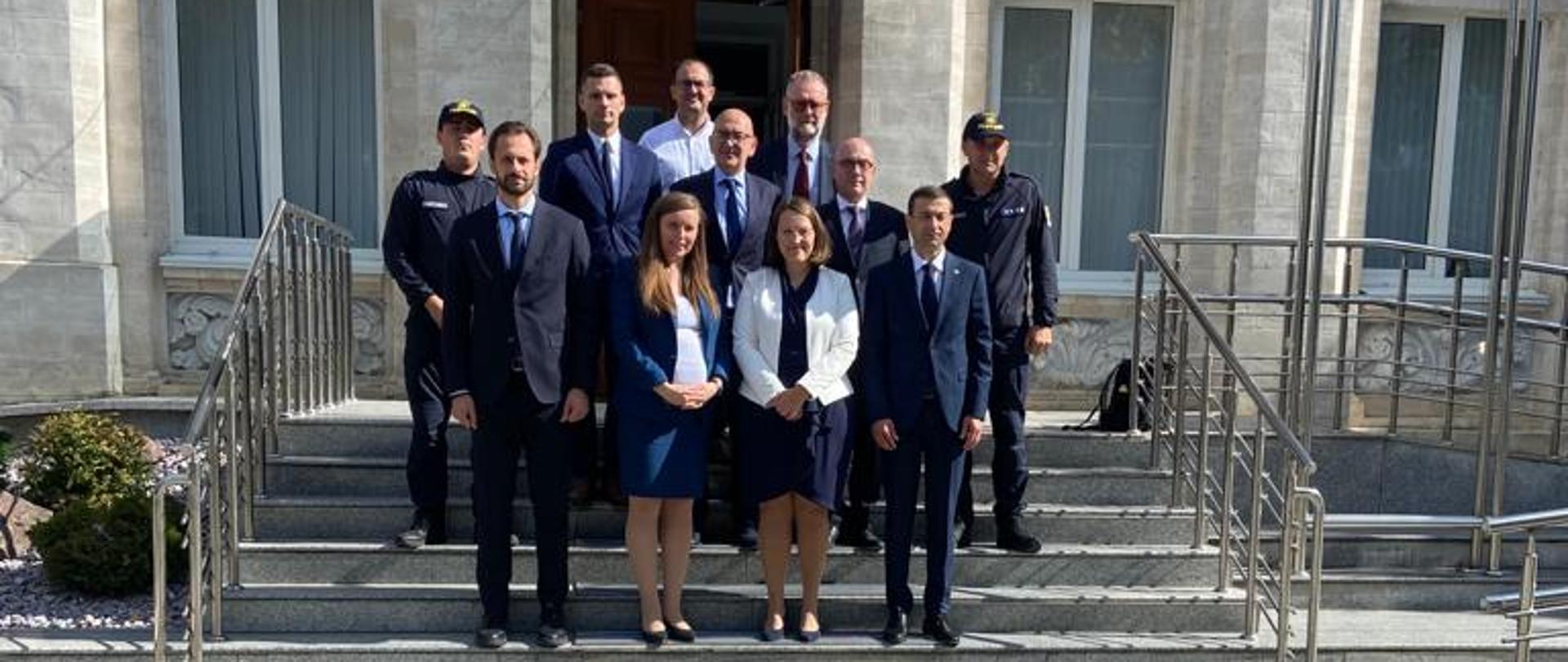 Minister finansów Magdalena Rzeczkowska z minister finansów Mołdawii i innymi urzędnikami