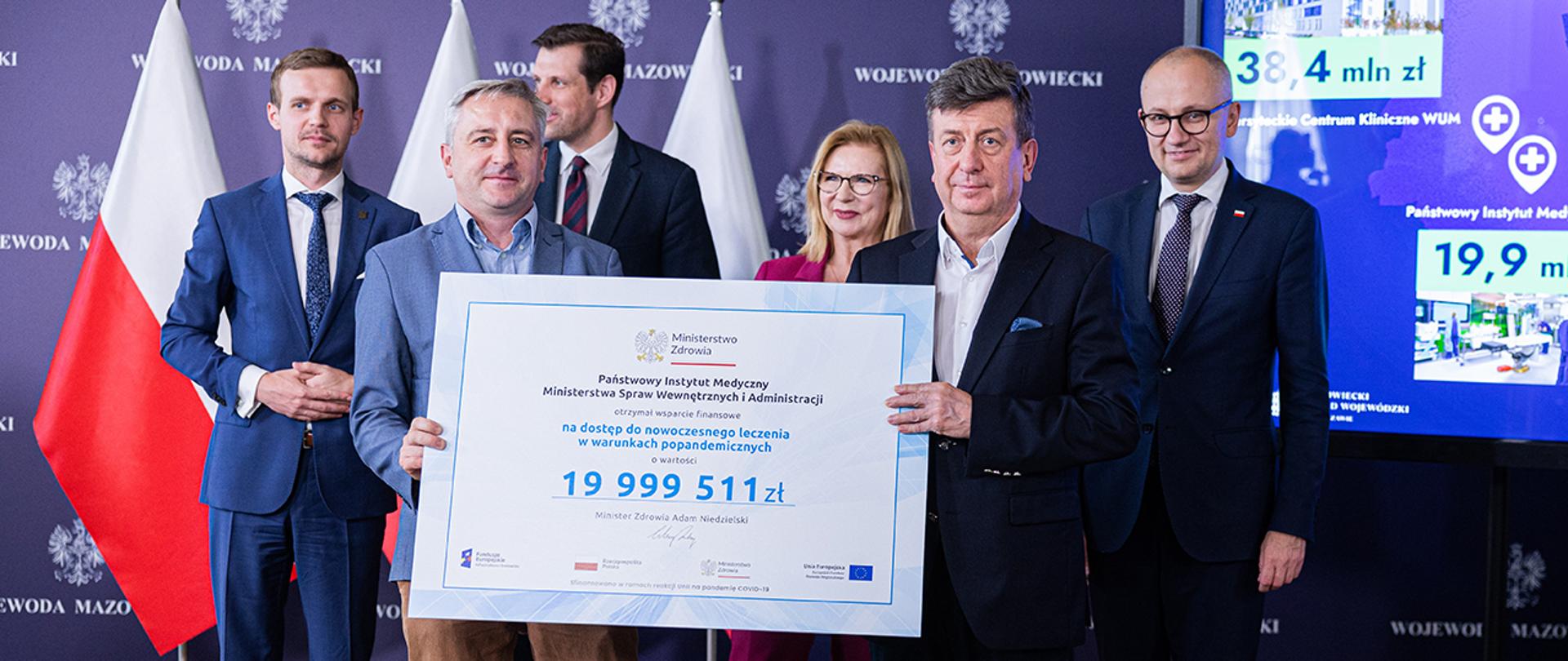 Wiceminister Błażej Poboży podczas wspólnego zdjęcia z kierownictwem Państwowego Instytutu Medycznego MSWiA w Warszawie.
