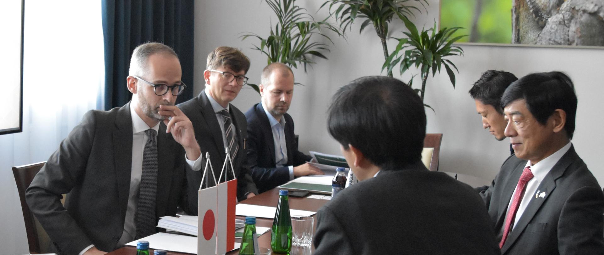 Wiceminister Adam Guibourgé-Czetwertyński w trakcie spotkania z Toshio Oya, Specjalnym Doradcą Rządu Japonii