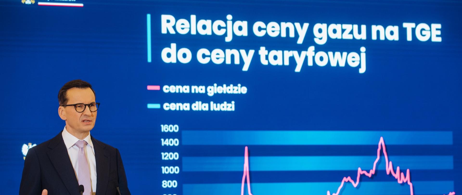Premier Mateusz Morawiecki podczas konferencji prasowej.