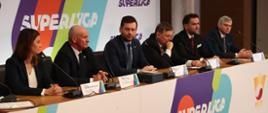 Minister Kamil Bortniczuk razem z gośćmi podczas konferencji dot. Superligi Tenisa Ziemnego
