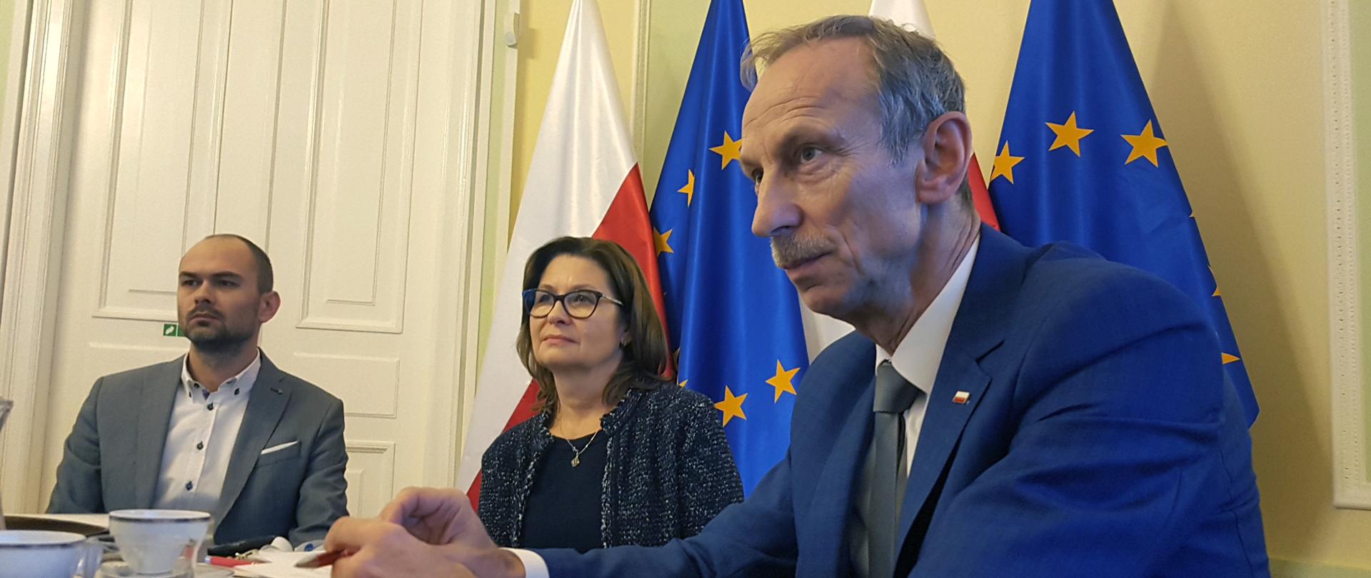 Minister Jan Widera podczas posiedzenia