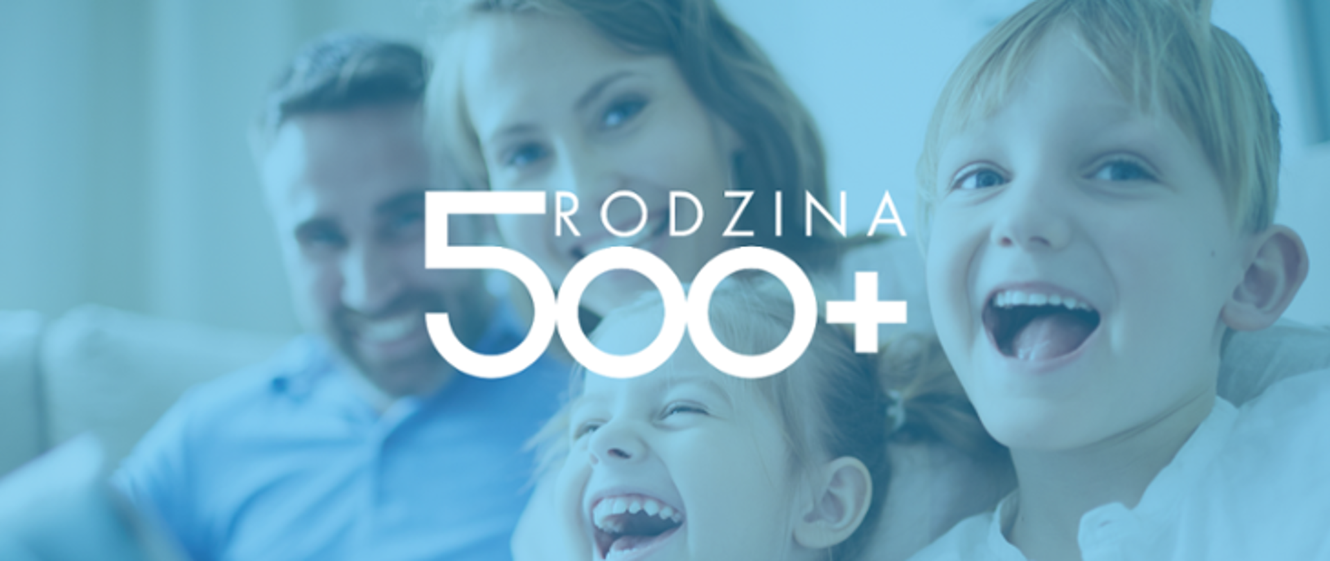 Zbliżenie na czteroosobową rodzinę. Na pierwszym planie ubrany w białą koszulę uśmiechnięty chłopiec, obok niego uśmiechnięta dziewczynka. Za nią śmiejący się rodzice. Zdjęcie z błękitną poświatą i napisem po środku Nabór wniosków w ramach programu „Rodzina 500+”
