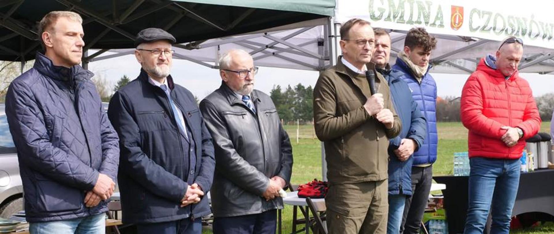 Wiceminister Edward Siarka podczas otwarcia akcji sadzenia drzew z okazji Międzynarodowego Dnia Ziemi