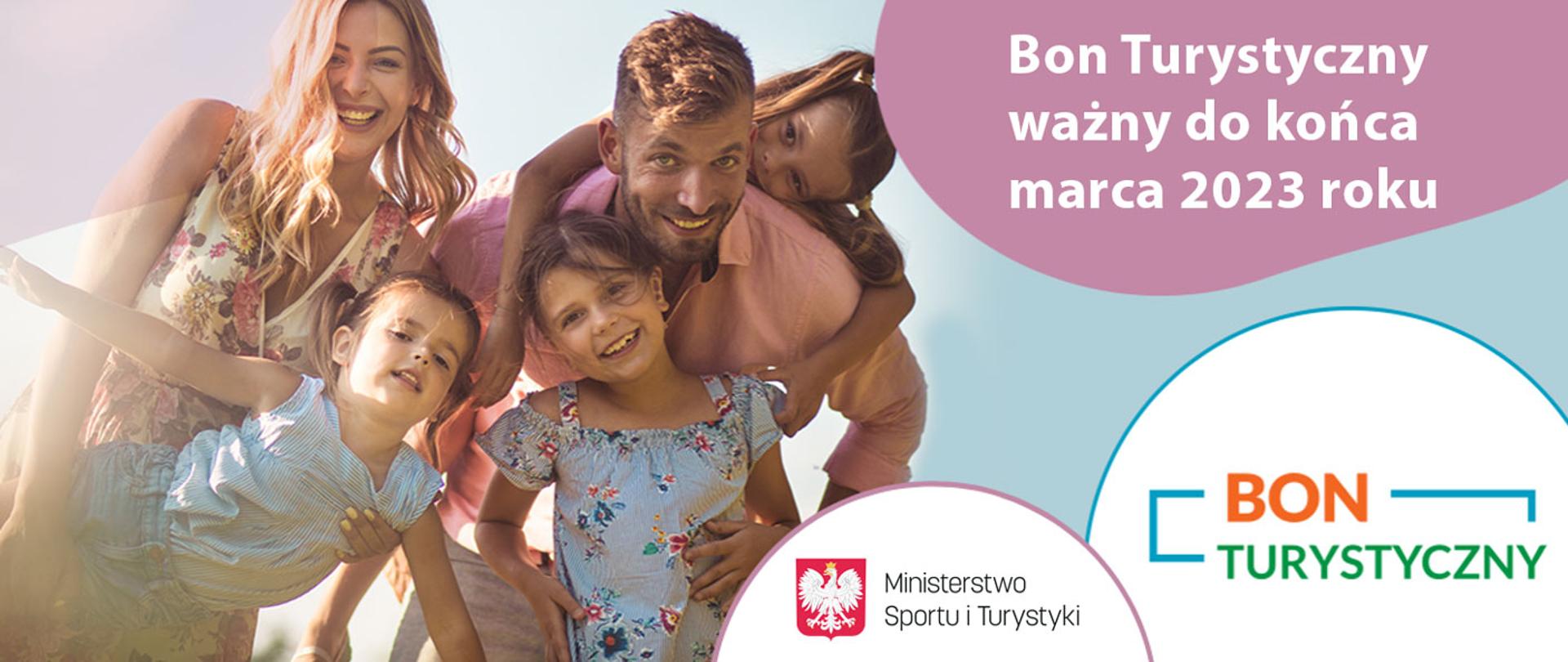 Bon Turystyczny ważny do końca marca 2023 roku - grafika, na której znajduje się szczęśliwa rodzina. 