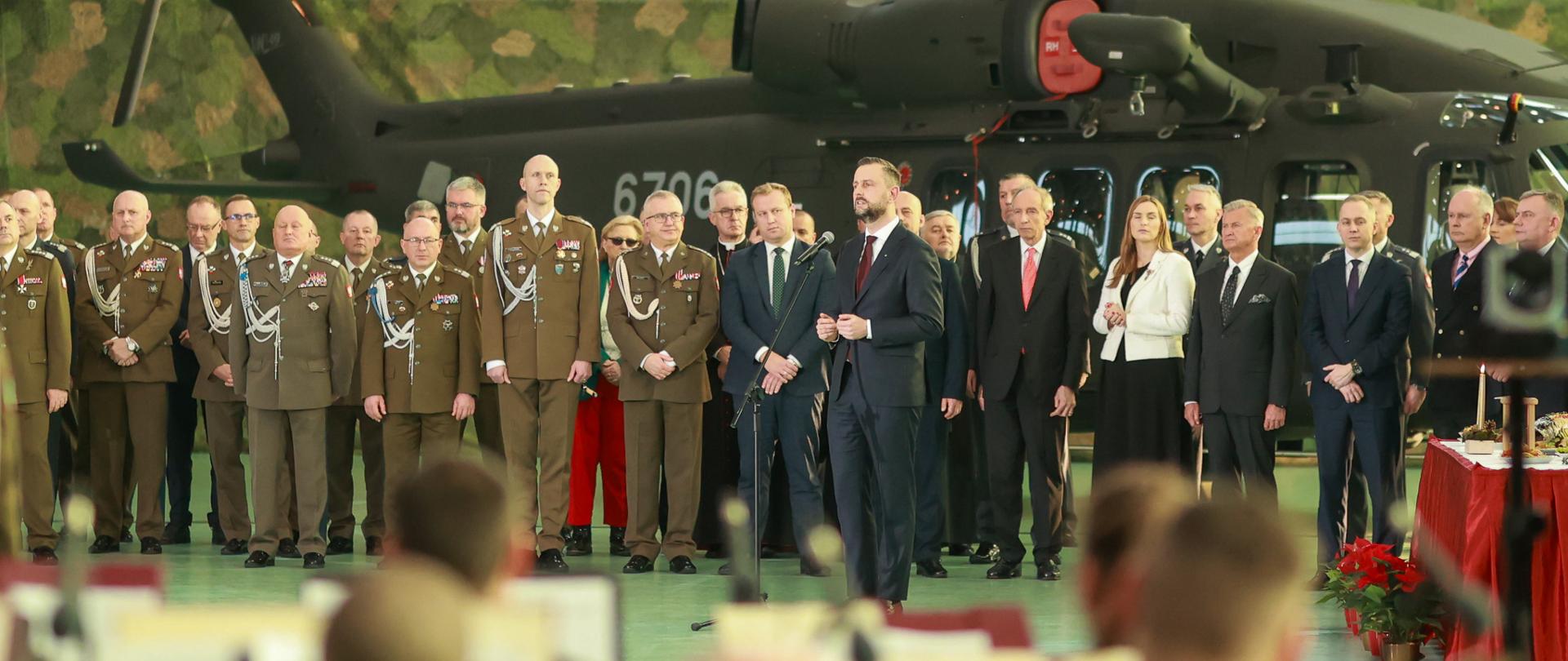 W środę (17 grudnia br.) w 1 Bazie Lotnictwa Transportowego w Warszawie odbyło się spotkanie wigilijne z udziałem wicepremiera, ministra obrony narodowej Władysława Kosiniaka-Kamysza, kierownictwa resortu obrony oraz kadry kierowniczej SZ RP. W trakcie uroczystości harcerze przekazali na ręce wicepremiera betlejemskie światełko pokoju. Życzenia do kraju w czasie wideokonferencji przesłali także żołnierze Polskich Kontyngentów Wojskowych oraz policjanci pełniący służbę w Kosowie. 