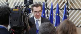 Na zdjęciu wiceminister Jan Szyszko odpowiada na pytania dziennikarzy