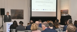 Sala konferencyjna w Oranżerii Muzeum w Wilanowie. Słuchacze zajęli miejsca siedzące przez ekranem z prezentacją. Stojący przy mównicy pan Paweł Jaskanis, Dyrektor Muzeum Króla Jana III otwiera seminarium.