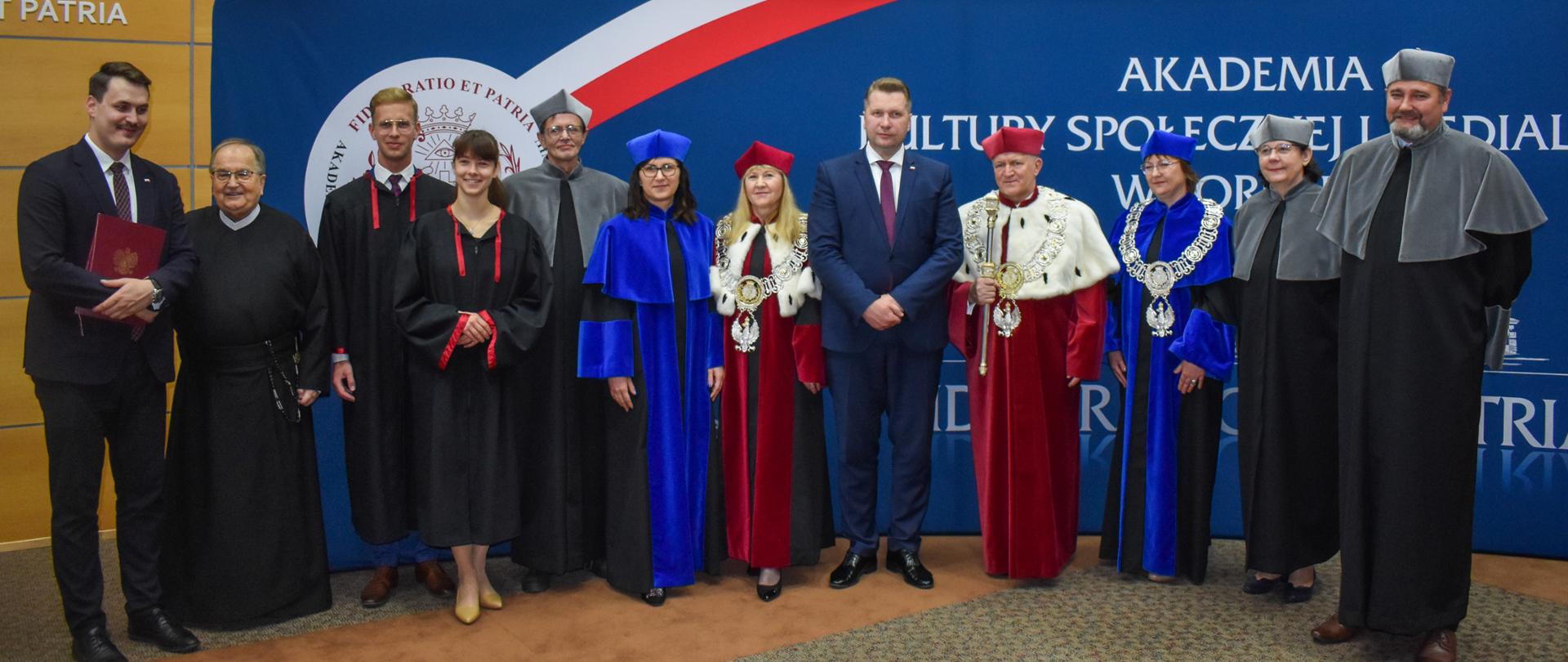 Zdjęcie z inauguracji roku akademickiego na Akademii Kultury Społecznej i Medialnej w Toruniu z udziałem ministra Przemysława Czarnka