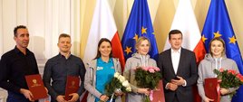 Minister Bańka na wspólnym zdjęciu z zawodniczkami i sztabem szkoleniowym reprzentacji Polski w short tracku